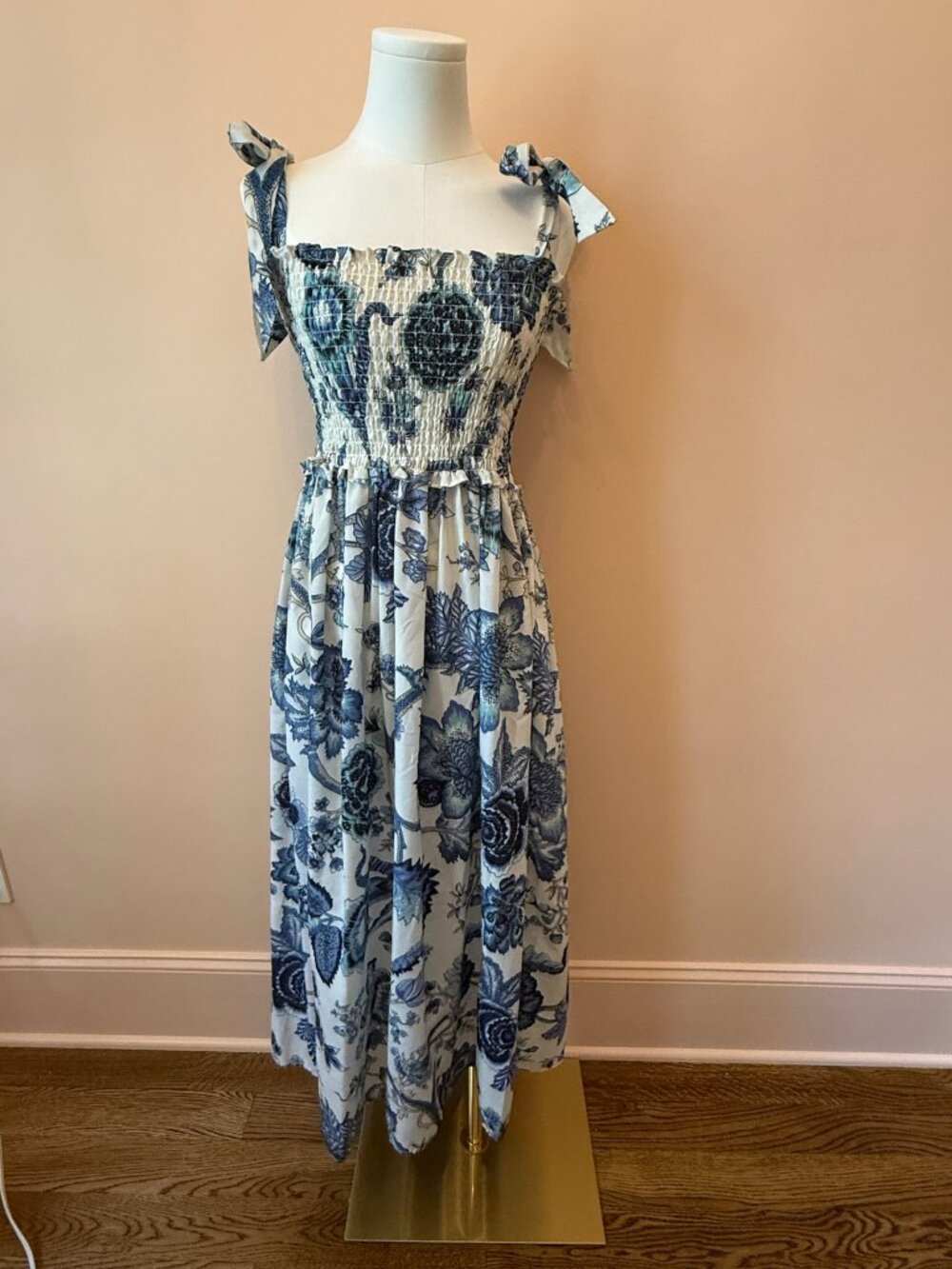 Sunday Up Blue & White Floral Smocked Midi Dress – Size Medium